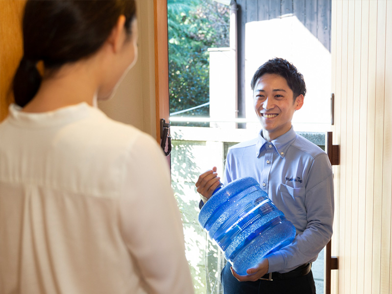マーキュロップはウォーターサーバーもボトルも自社配送