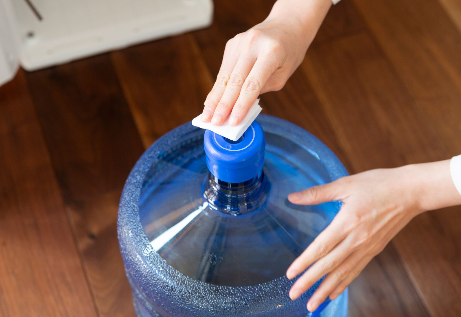 自分でできるウォーターサーバーのメンテナンス方法、ボトル差し込み部分