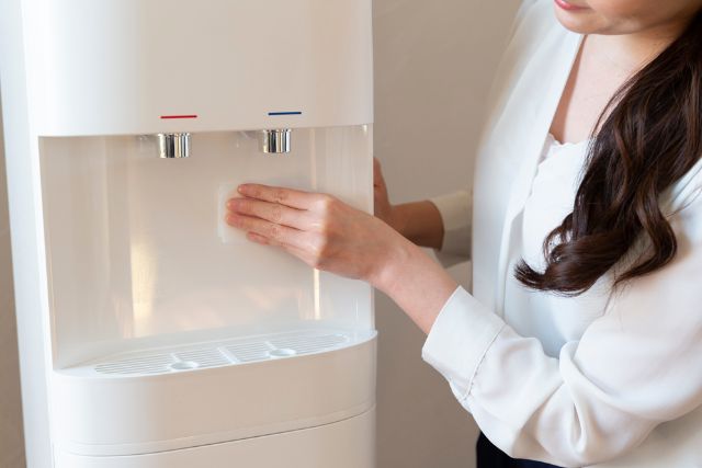 蛇口まわりの汚れを、除菌ウェットティッシュで拭きとる